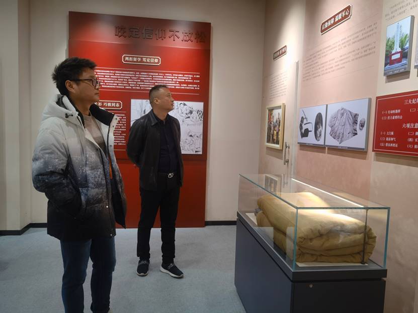 男人和女人站在房间里低可信度描述已自动生成